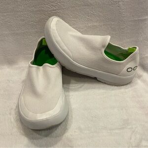 OOFOS OOmg EeZee Huali White Canvas Recovery Sneakers Shoes Size 7 (runs small)